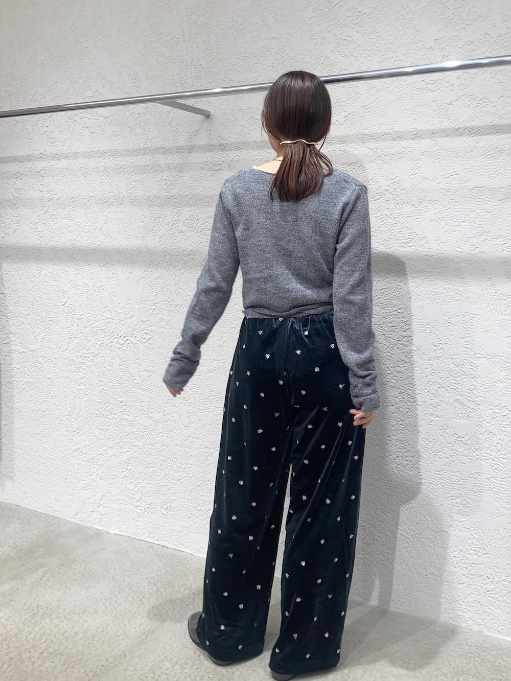 ホワイト系のタンクトップ、グリーン系のニット/セーター、グレー系のその他パンツを着用したレディースの秋コーディネートの2枚目の写真