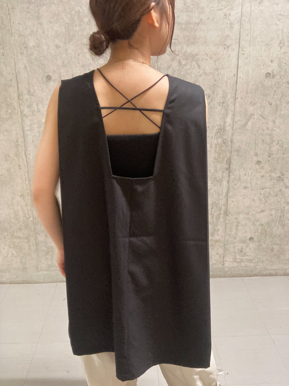 ブラック系のその他シューズ、ベージュ系のその他パンツ、ブラック系のワンピースを着用したレディースの夏コーディネートの3枚目の写真