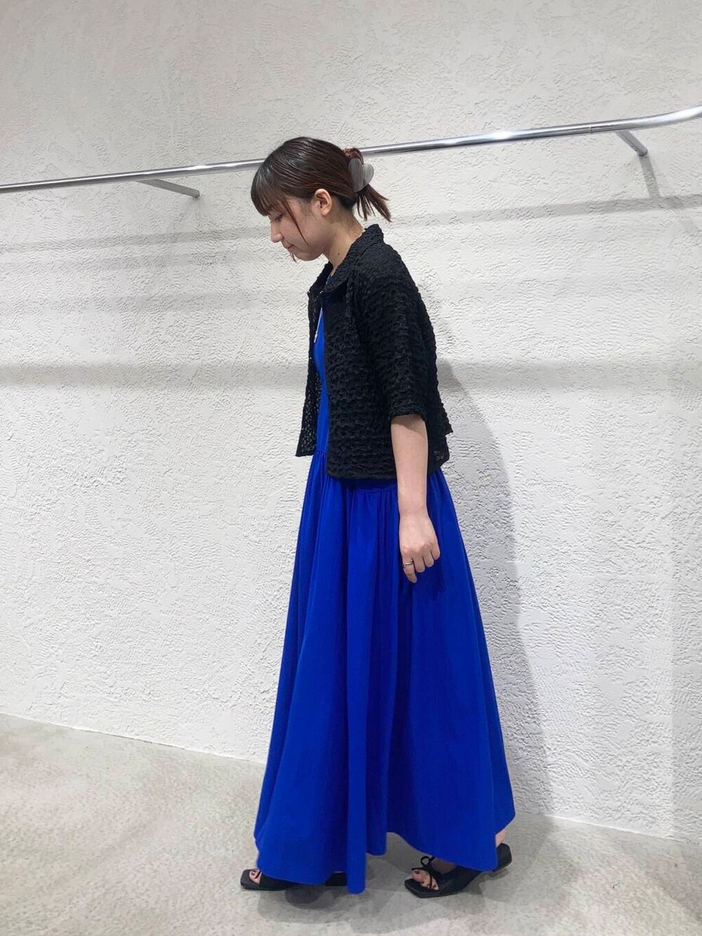 ブラック系のサンダル、ブラック系のシャツ/ブラウス、ブルー系のワンピースを着用したレディースの夏コーディネートの3枚目の写真