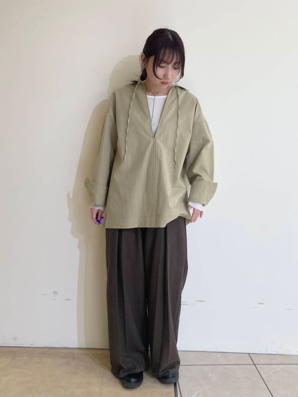 ホワイト系のTシャツ/カットソー、ブラウン系のその他パンツ、ベージュ系のシャツ/ブラウスを着用したレディースの冬コーディネートの2枚目の写真