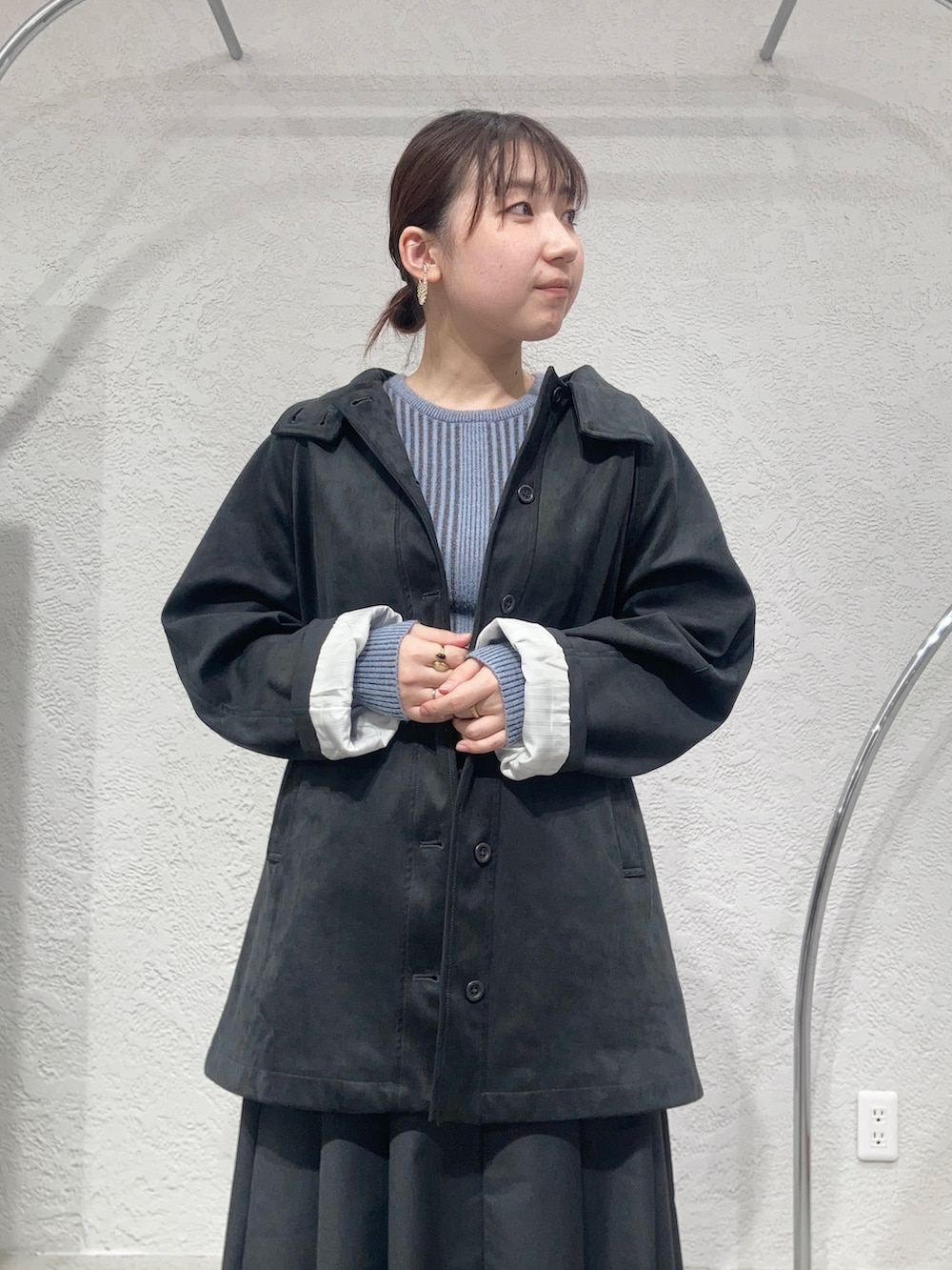 ブルー系のニット/セーター、ブラック系のその他シューズ、グレー系のワンピースを着用したレディースの秋コーディネートの4枚目の写真