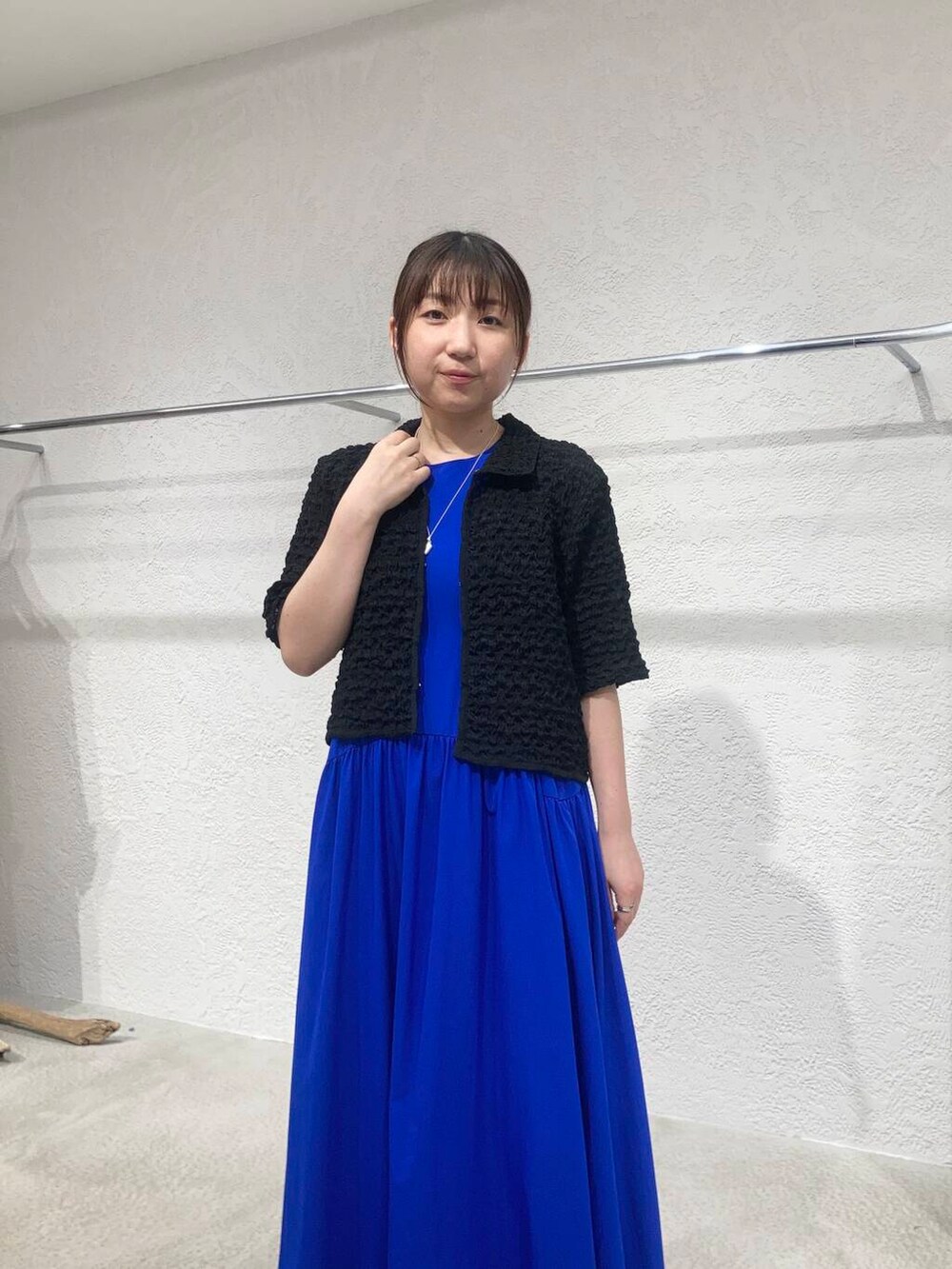 ブラック系のサンダル、ブラック系のシャツ/ブラウス、ブルー系のワンピースを着用したレディースの夏コーディネートの4枚目の写真