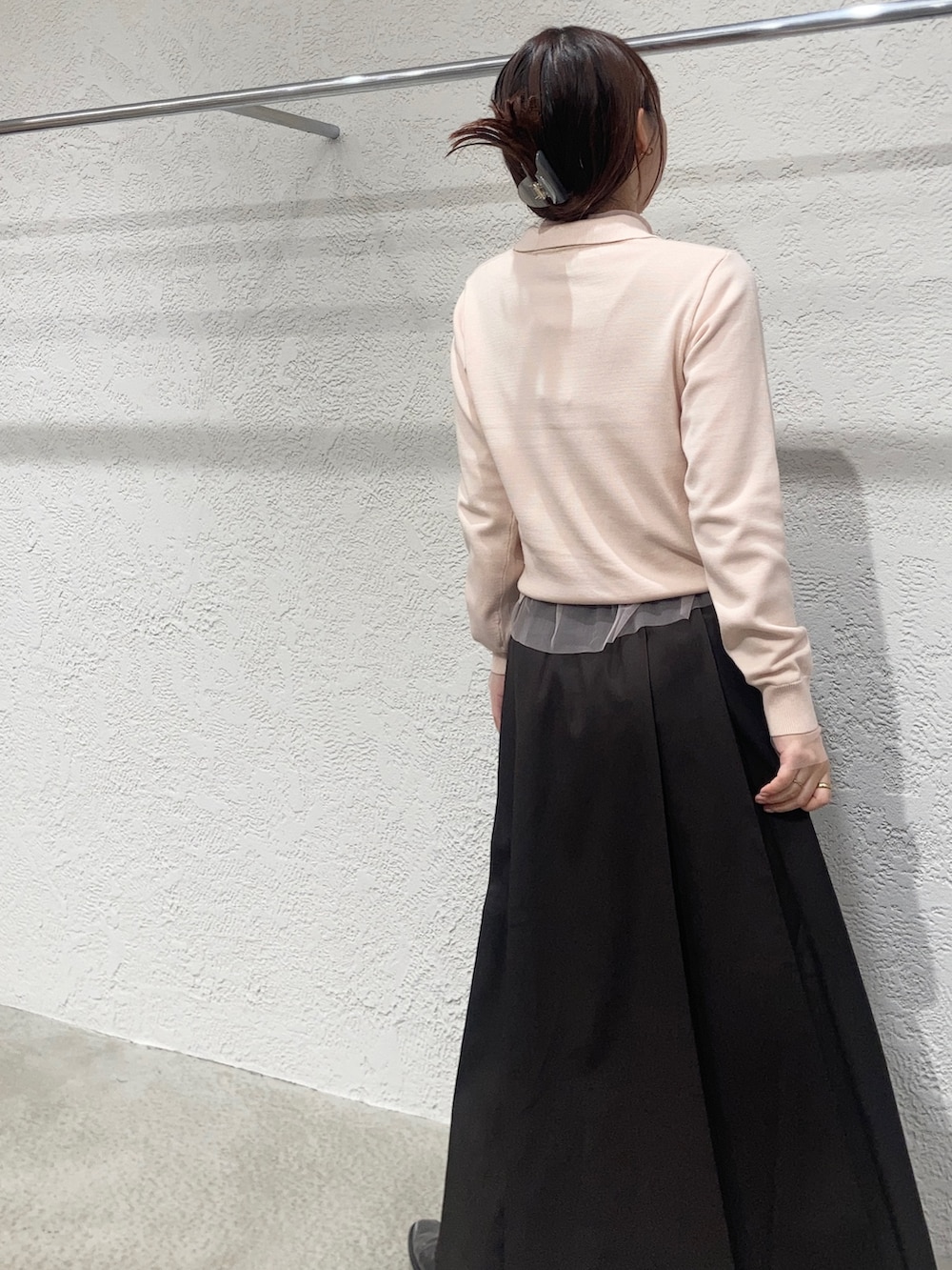 グレー系のその他シューズ、ピンク系のニット/セーター、ブラウン系のワンピースを着用したレディースの秋コーディネートの3枚目の写真