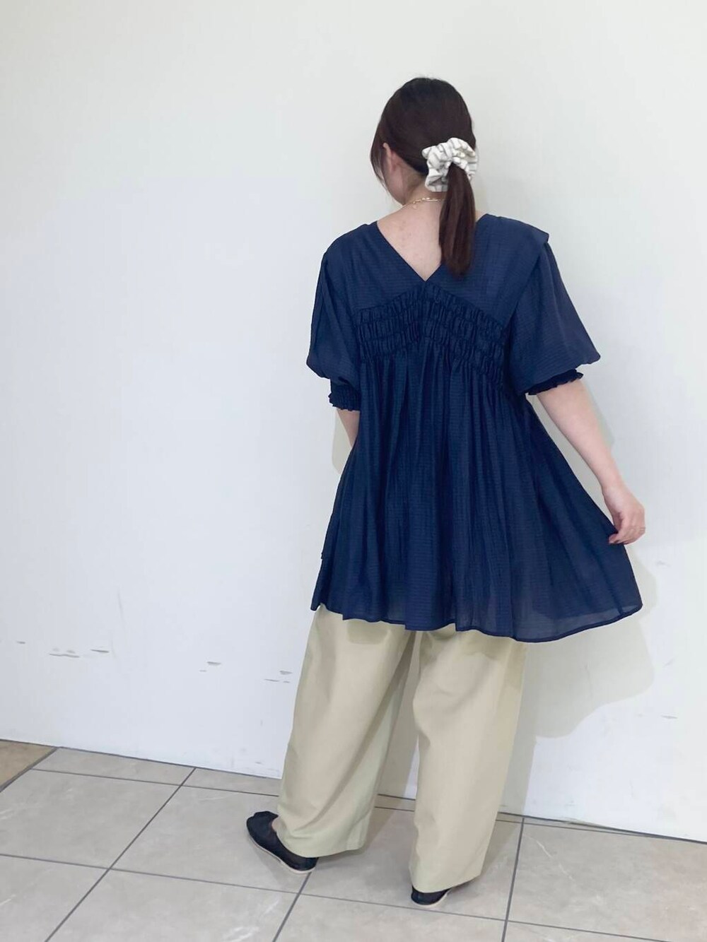 「大人カジュアル、KBF、休日スタイル、大人ガーリー、大人かわいい、夏ワンピース」｜「SMELLYのストライプビッグシュシュ（シュシュ、ホワイト系）」を使った、はやたさん（レディース・158cm）の春コーディネートの4枚目の写真