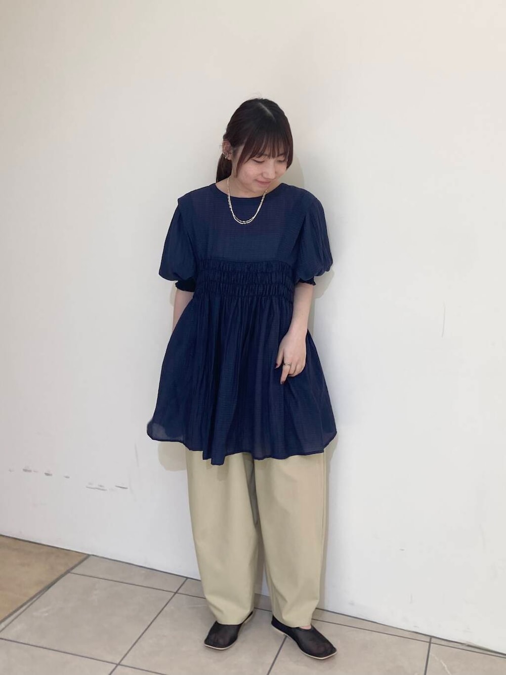 「大人カジュアル、KBF、休日スタイル、大人ガーリー、大人かわいい、夏ワンピース」｜「SMELLYのストライプビッグシュシュ（シュシュ、ホワイト系）」を使った、はやたさん（レディース・158cm）の春コーディネートの2枚目の写真