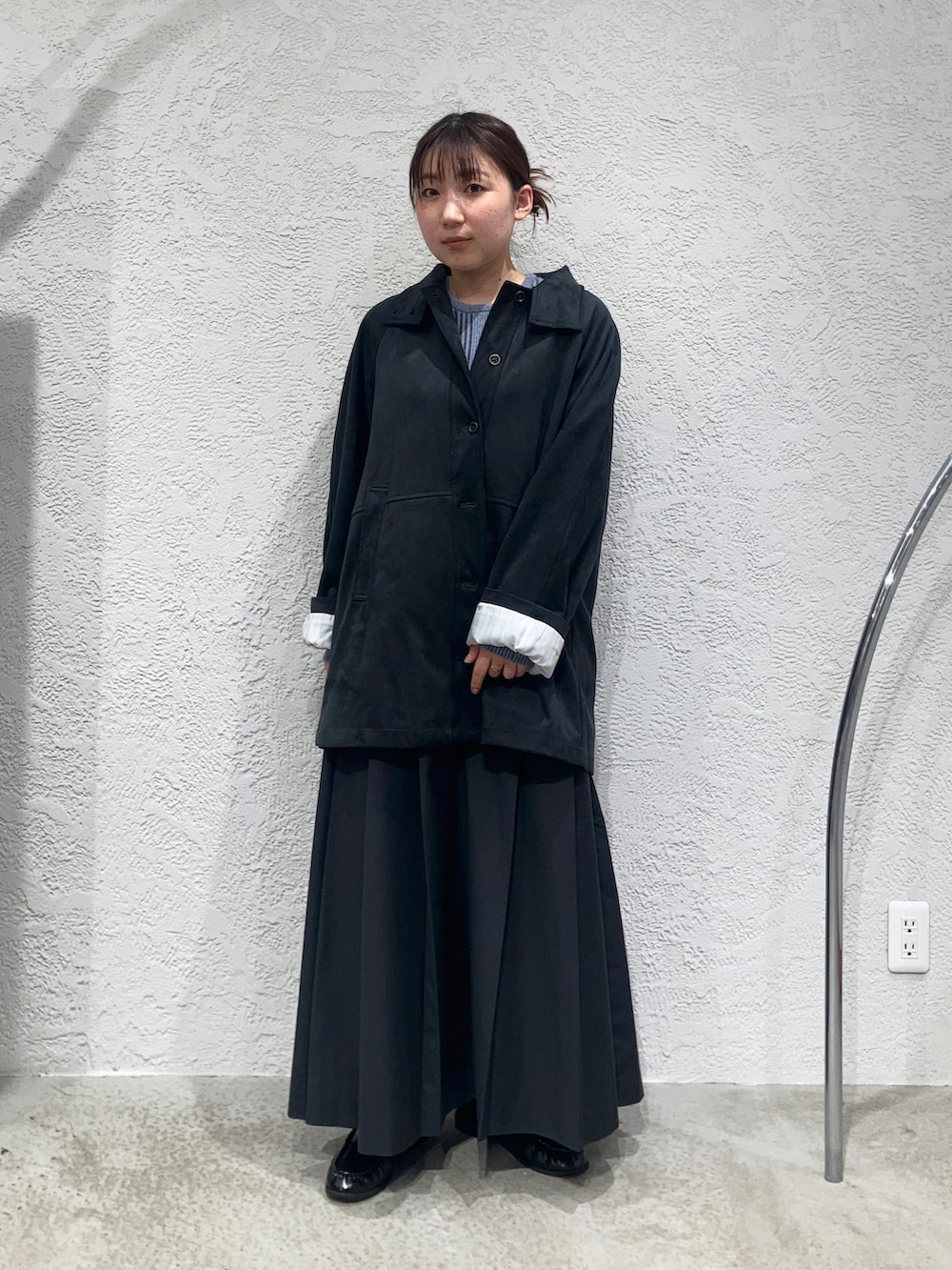 ブルー系のニット/セーター、ブラック系のその他シューズ、グレー系のワンピースを着用したレディースの秋コーディネートの2枚目の写真