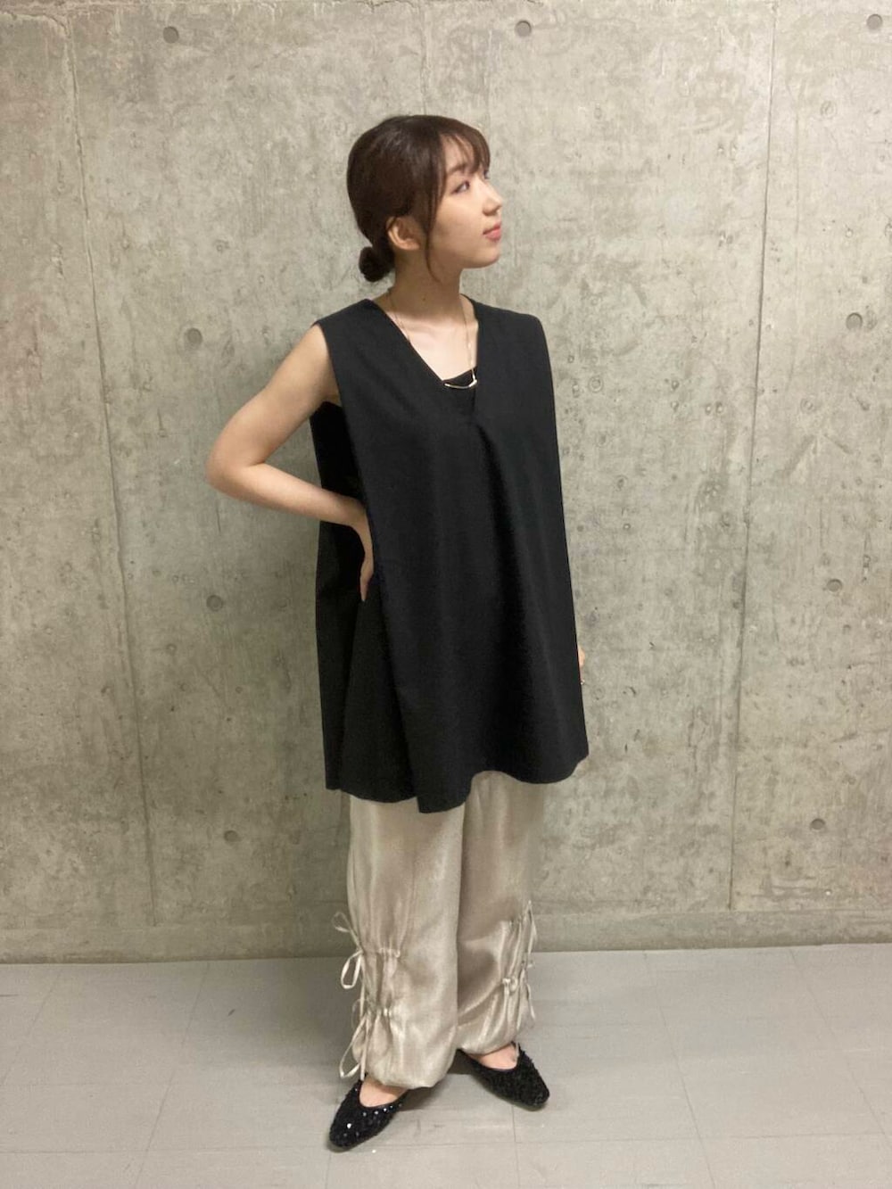 ブラック系のその他シューズ、ベージュ系のその他パンツ、ブラック系のワンピースを着用したレディースの夏コーディネートの2枚目の写真