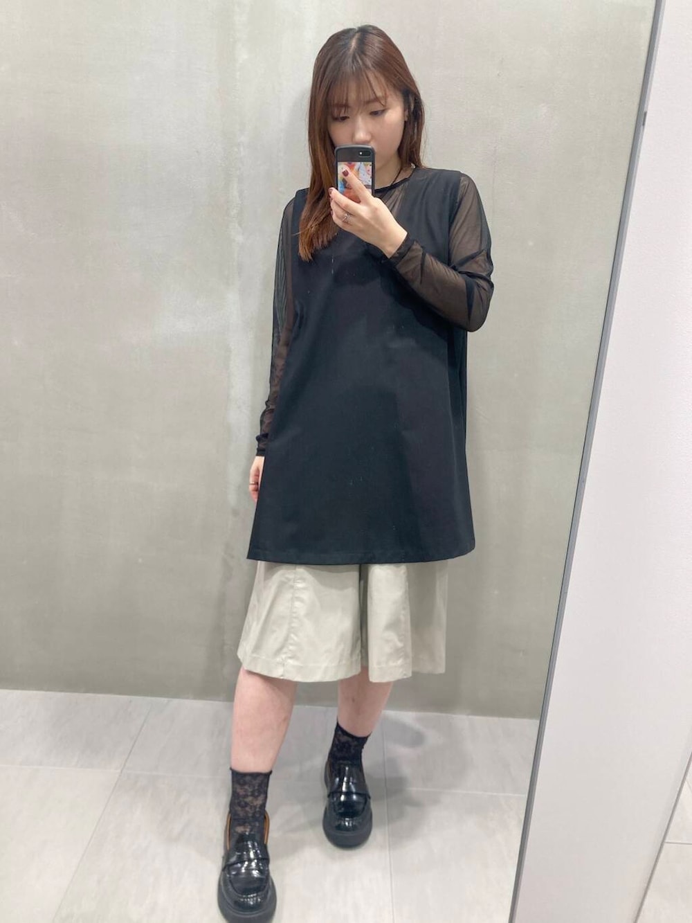 グレー系のその他パンツ、ブラック系のワンピースを着用したレディースの夏コーディネートの2枚目の写真