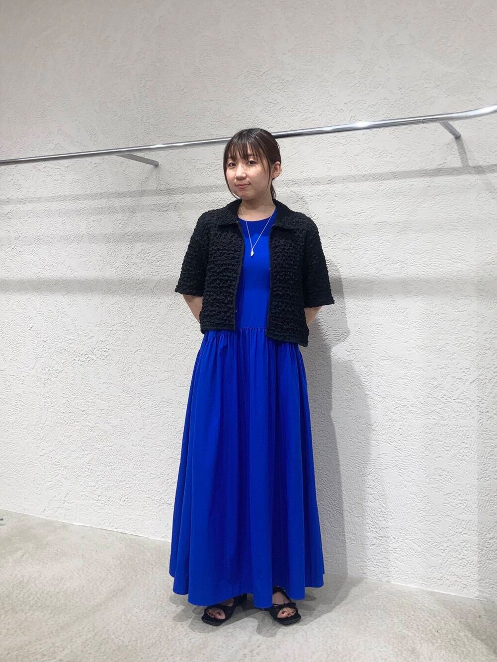 ブラック系のサンダル、ブラック系のシャツ/ブラウス、ブルー系のワンピースを着用したレディースの夏コーディネートの5枚目の写真