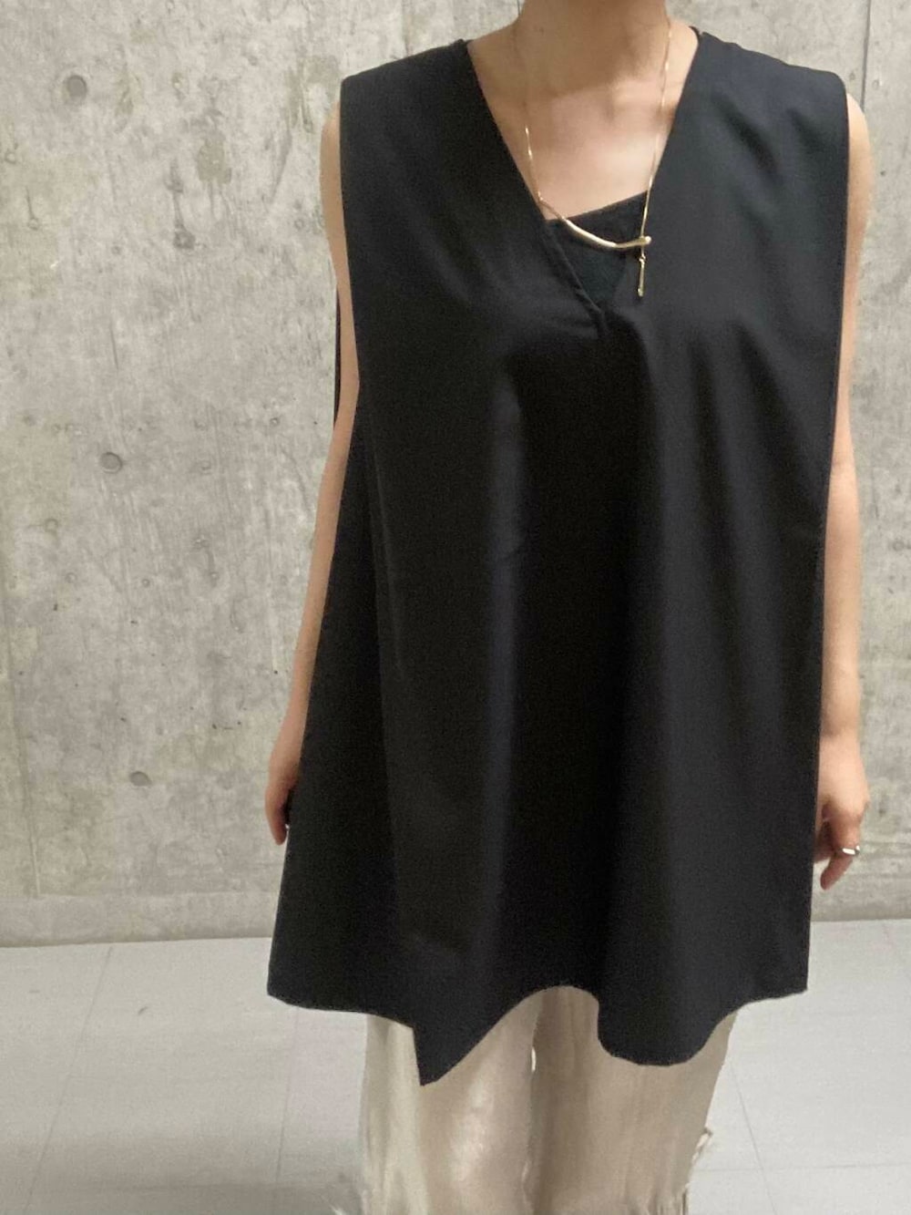 ブラック系のその他シューズ、ベージュ系のその他パンツ、ブラック系のワンピースを着用したレディースの夏コーディネートの4枚目の写真