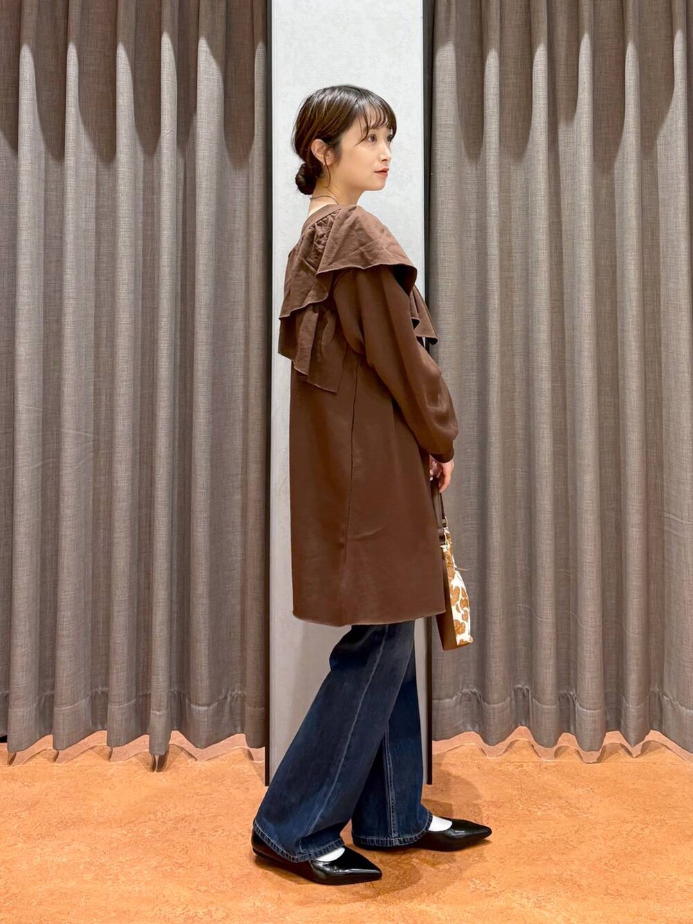 ホワイト系のTシャツ/カットソー、ブルー系のデニムパンツ、その他のショルダーバッグを着用したレディースの秋コーディネートの4枚目の写真