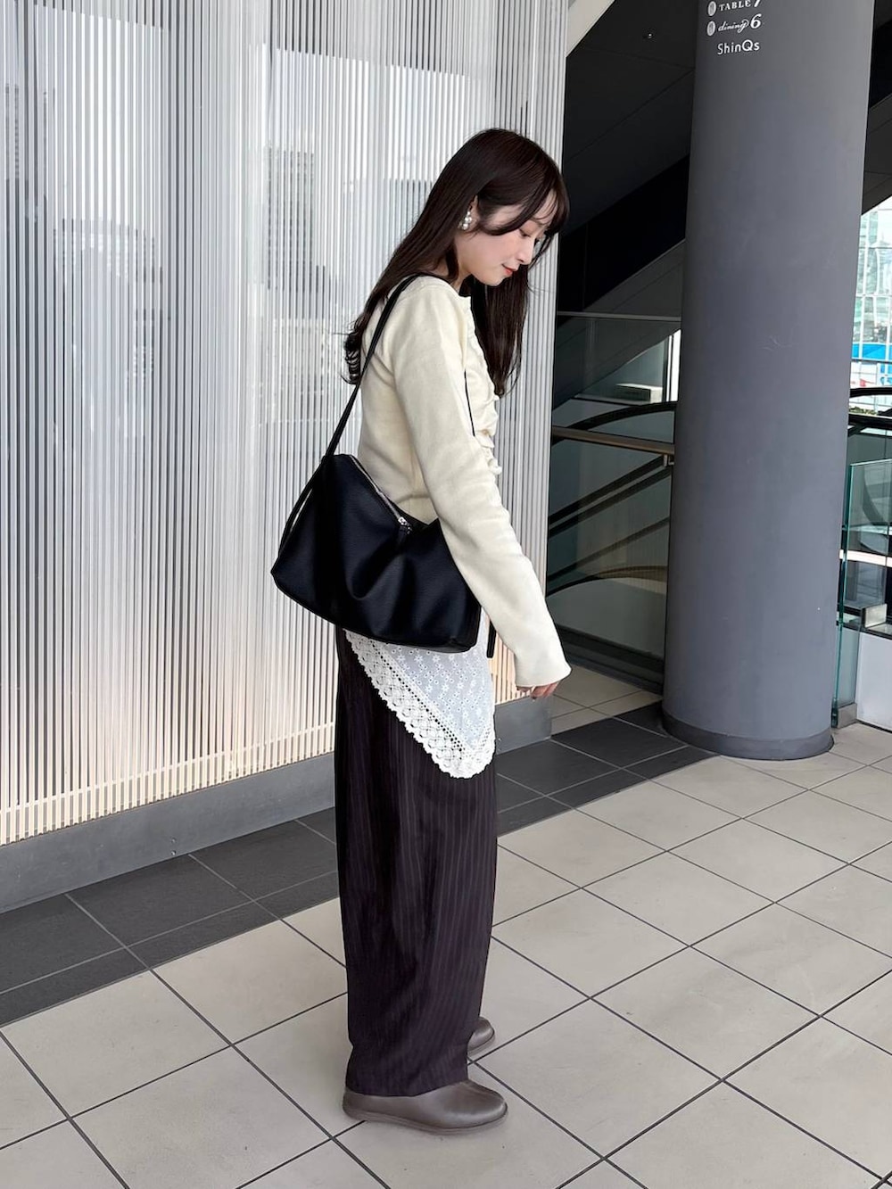 ブラウン系のその他パンツ、ホワイト系のカーディガン/ボレロ、ホワイト系のバンダナ/スカーフを着用したレディースの春コーディネートの5枚目の写真