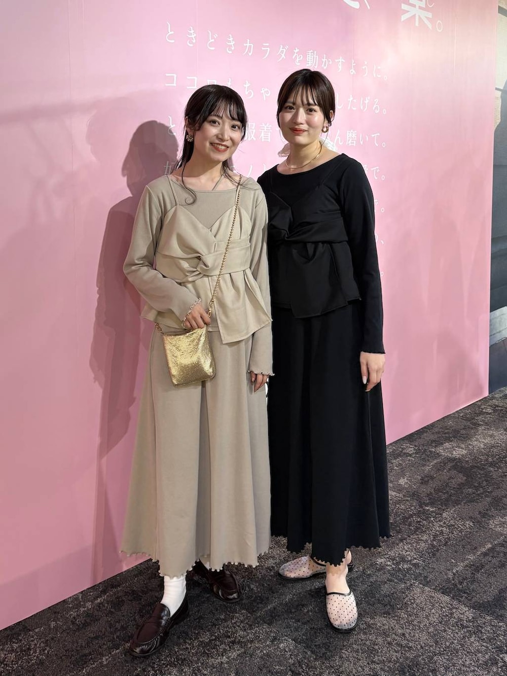 ゴールド系のショルダーバッグ、ブラウン系のローファー、グレー系のサンダルを着用したレディースの春コーディネートの3枚目の写真