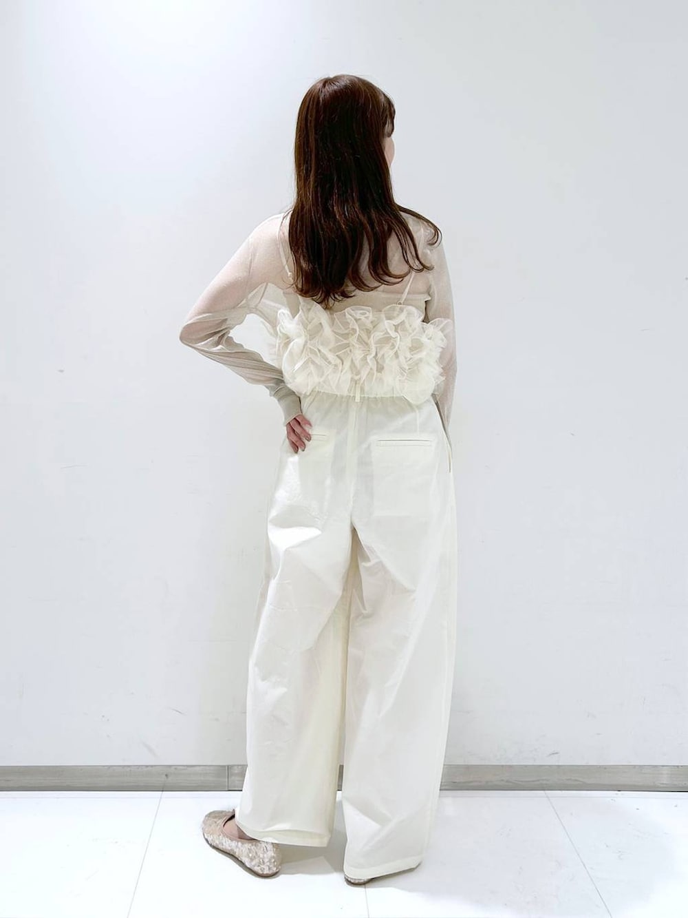 ホワイト系のバレエシューズ、ホワイト系のキャミソール、ベージュ系のその他パンツを着用したレディースの夏コーディネートの3枚目の写真