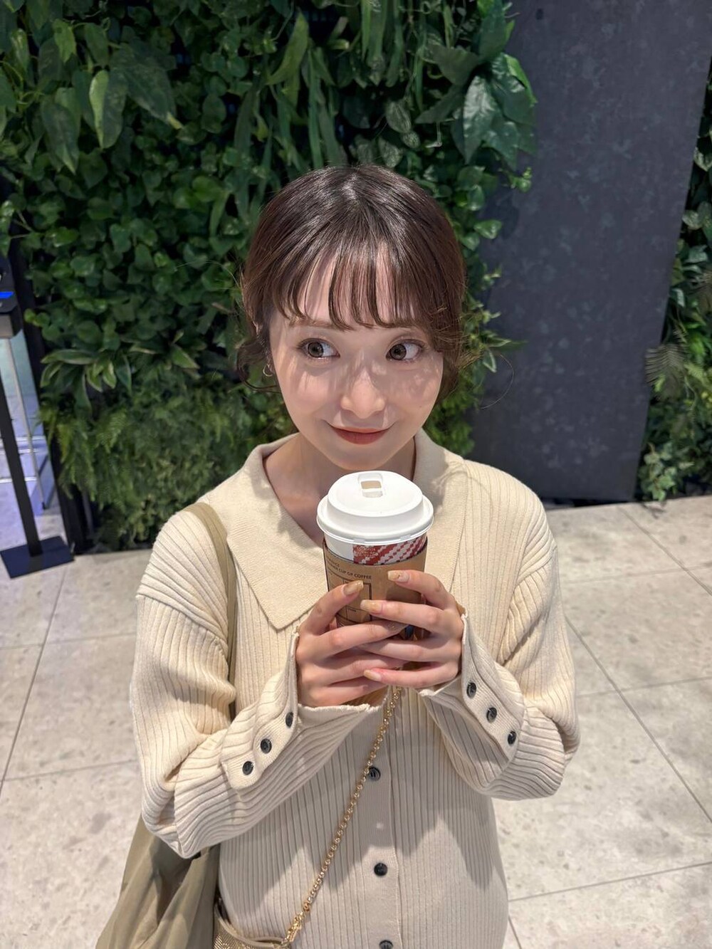 ゴールド系のショルダーバッグ、ブラウン系のその他パンツ、ホワイト系のワンピースを着用したレディースの秋コーディネートの2枚目の写真