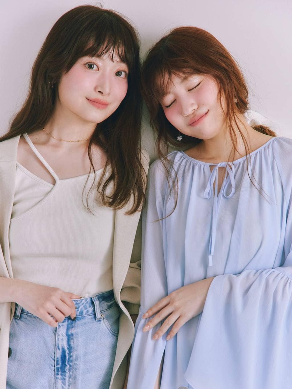 ホワイト系のTシャツ/カットソー、ホワイト系のスカート、ブルー系のデニムパンツを着用したレディースの春コーディネートの2枚目の写真