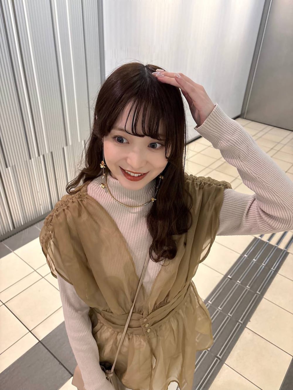 ブラウン系のローファー、ゴールド系のチョーカーを着用したレディースの冬コーディネートの6枚目の写真