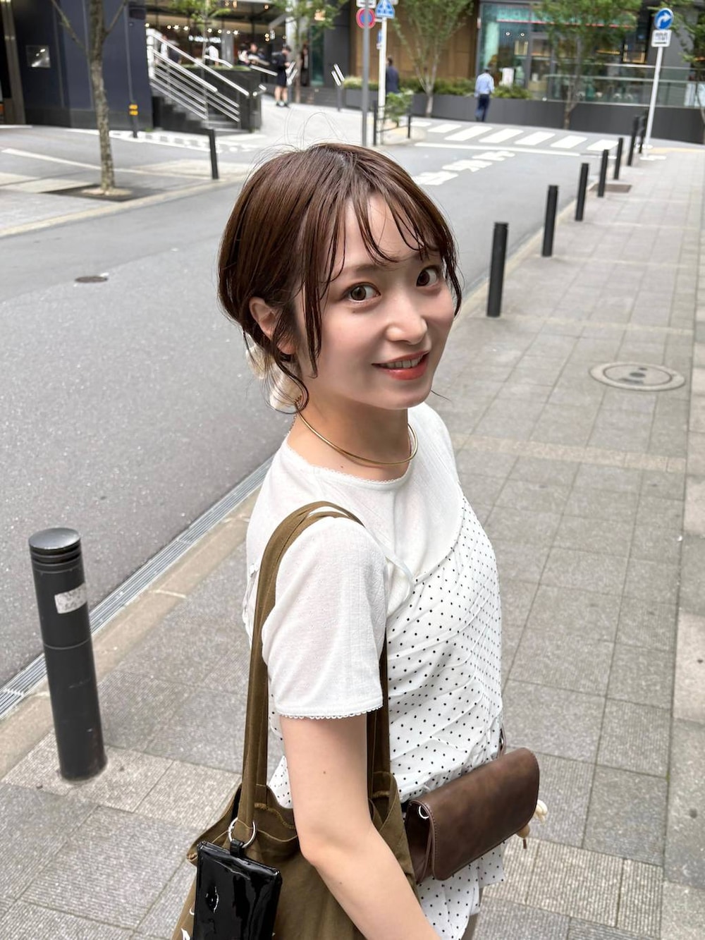ブラウン系のボディバッグ/ウエストポーチ、ホワイト系のキャミソール、ホワイト系のTシャツ/カットソーを着用したレディースの夏コーディネートの2枚目の写真
