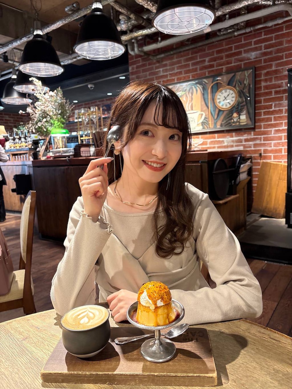 ブラウン系のローファー、ゴールド系のチョーカーを着用したレディースの春コーディネートの3枚目の写真