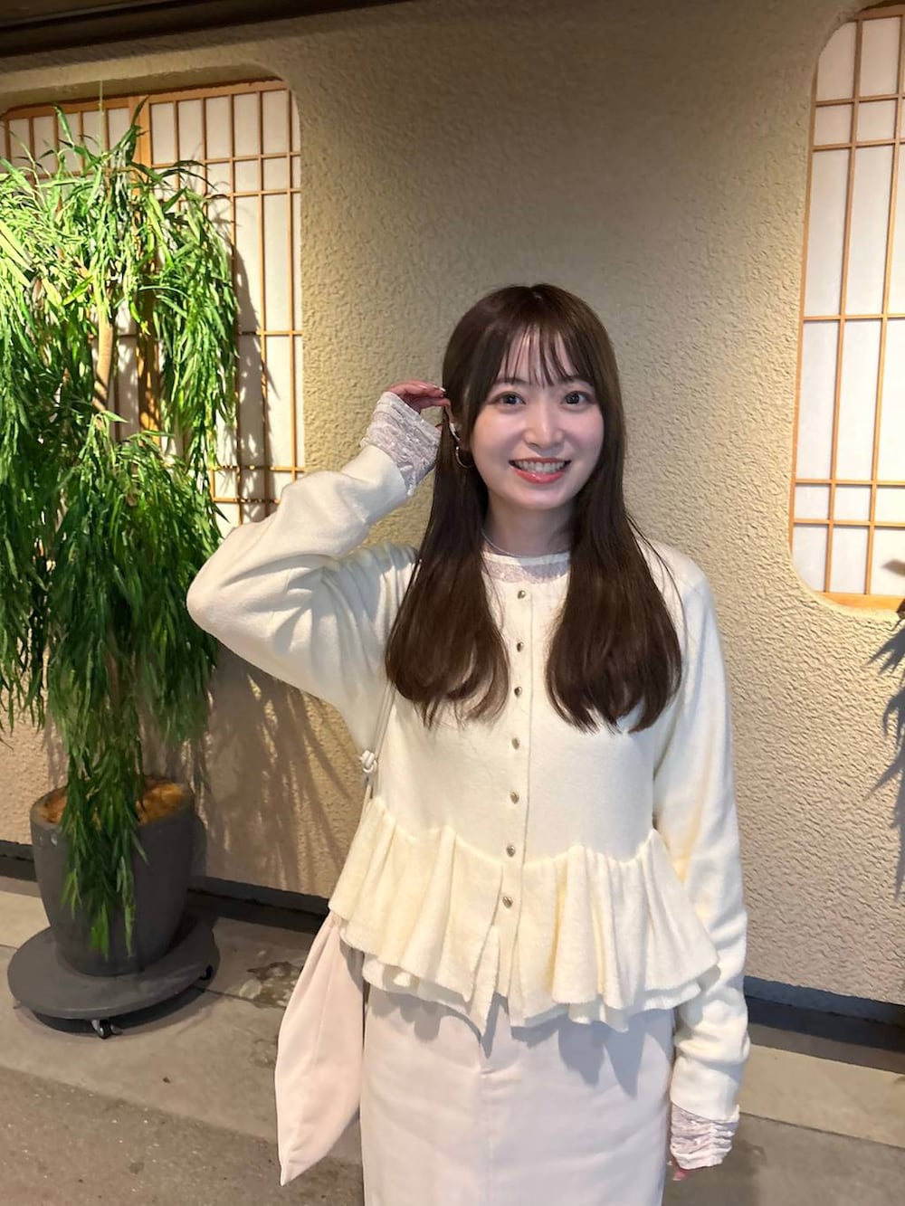 ホワイト系のTシャツ/カットソー、ホワイト系のショルダーバッグを着用したレディースの秋コーディネートの3枚目の写真