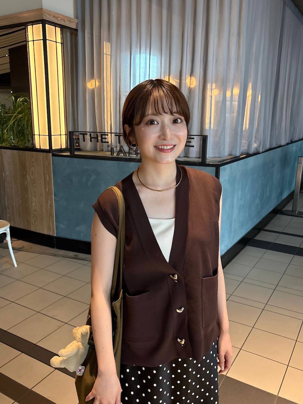 ホワイト系のTシャツ/カットソー、ブラック系のサンダル、ブラック系のスカートを着用したレディースの夏コーディネートの2枚目の写真
