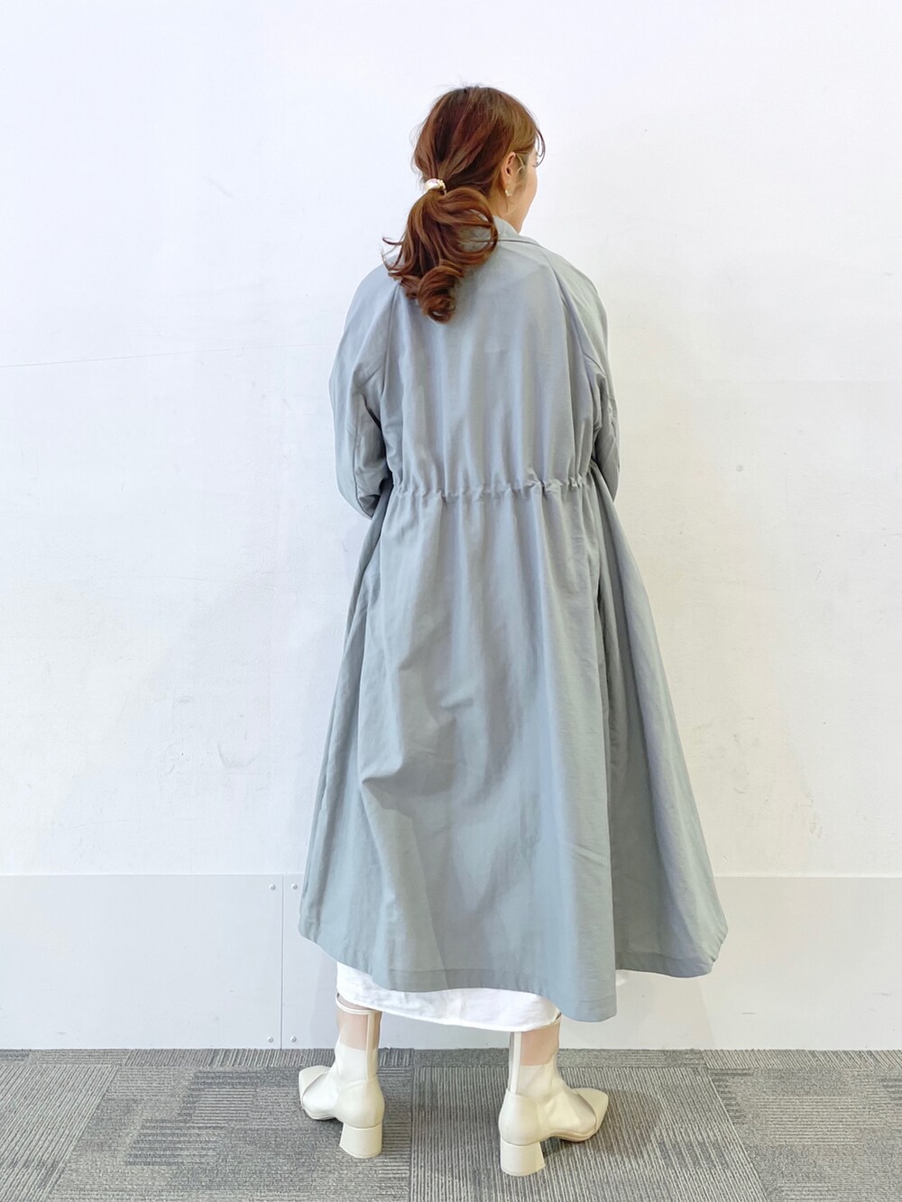 ホワイト系のワンピース、ホワイト系のトートバッグ、ホワイト系のパンプスを着用したレディースの春コーディネートの2枚目の写真