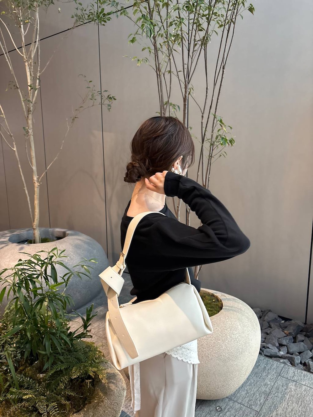 ホワイト系のショルダーバッグ、ホワイト系のパンプス、ホワイト系のバンダナ/スカーフを着用したレディースの春コーディネートの6枚目の写真
