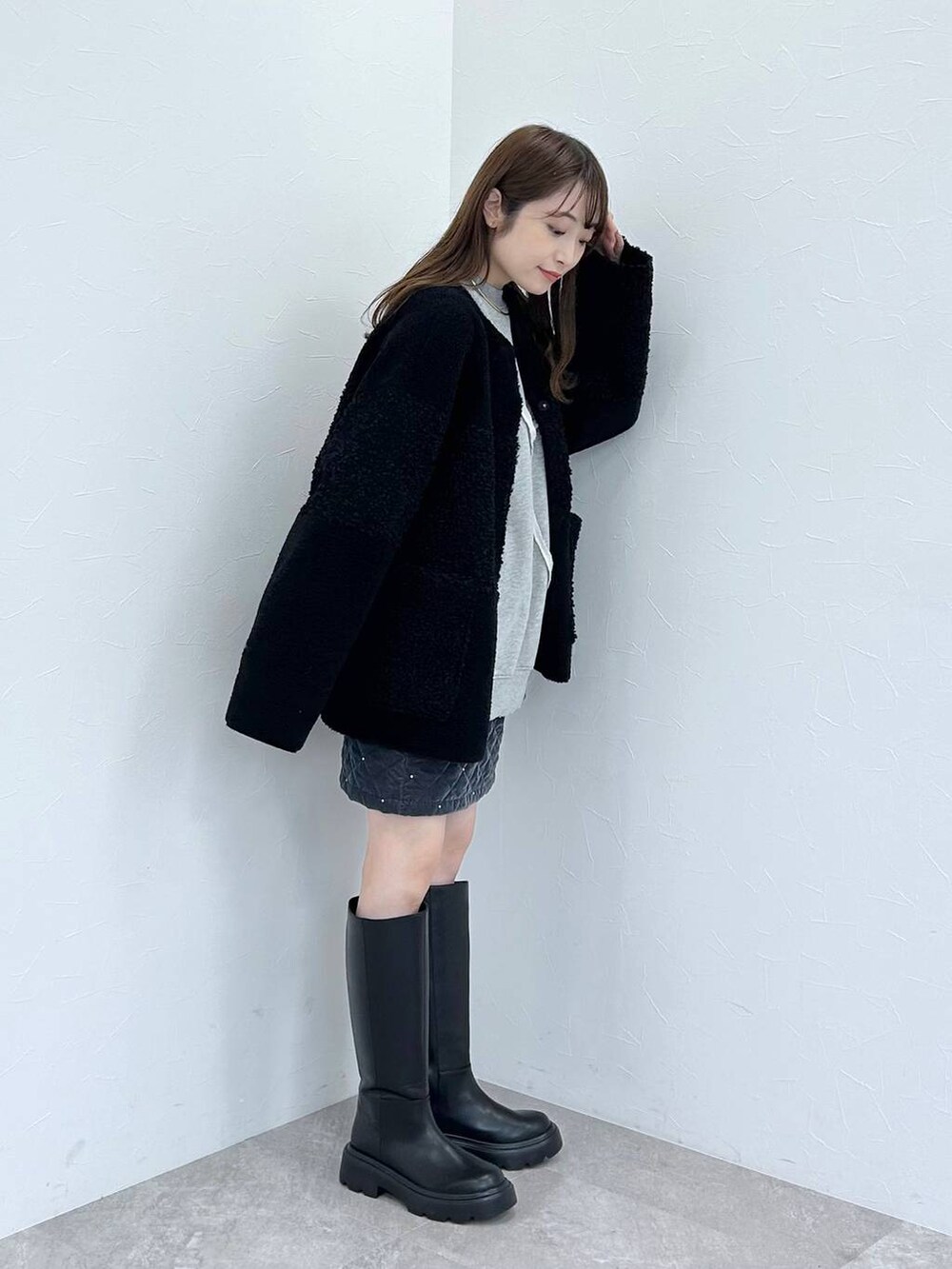 ブラック系のブーツ、ブラック系のブルゾン、グレー系のスウェットを着用したレディースの秋コーディネートの2枚目の写真