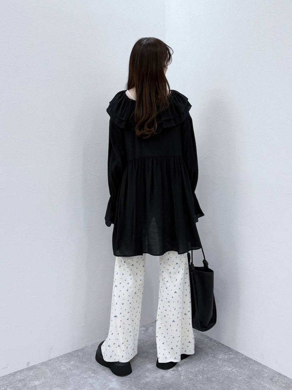 ホワイト系のTシャツ/カットソー、ブラック系のサンダル、ブラック系のトートバッグを着用したレディースの冬コーディネートの4枚目の写真