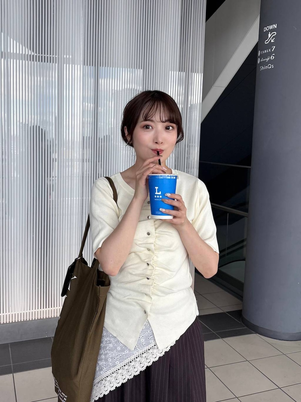 ブラウン系のその他パンツ、ホワイト系のパンプス、ホワイト系のカーディガン/ボレロを着用したレディースの春コーディネートの2枚目の写真