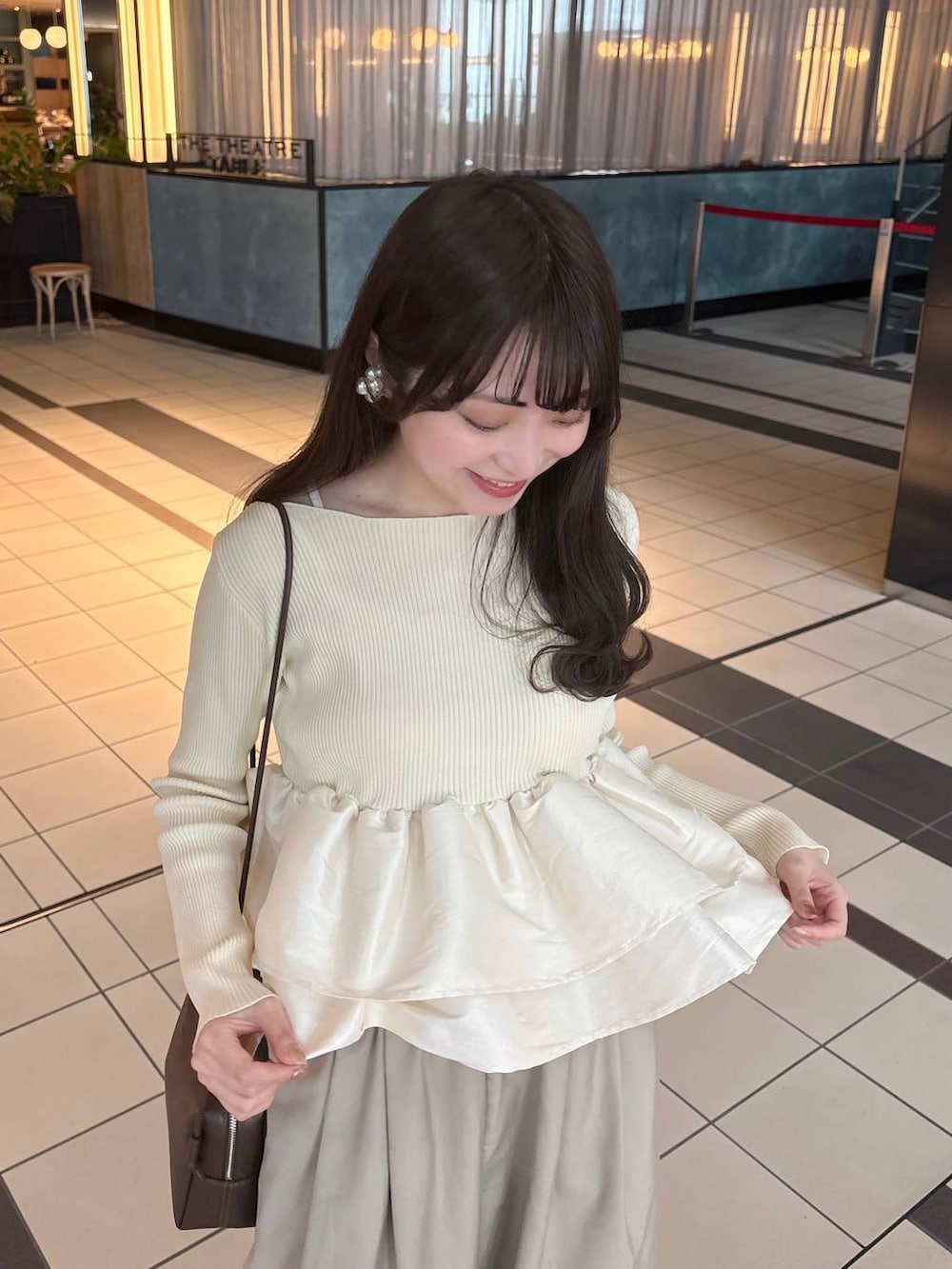 ベージュ系のその他パンツ、ブラウン系のトートバッグを着用したレディースの春コーディネートの4枚目の写真