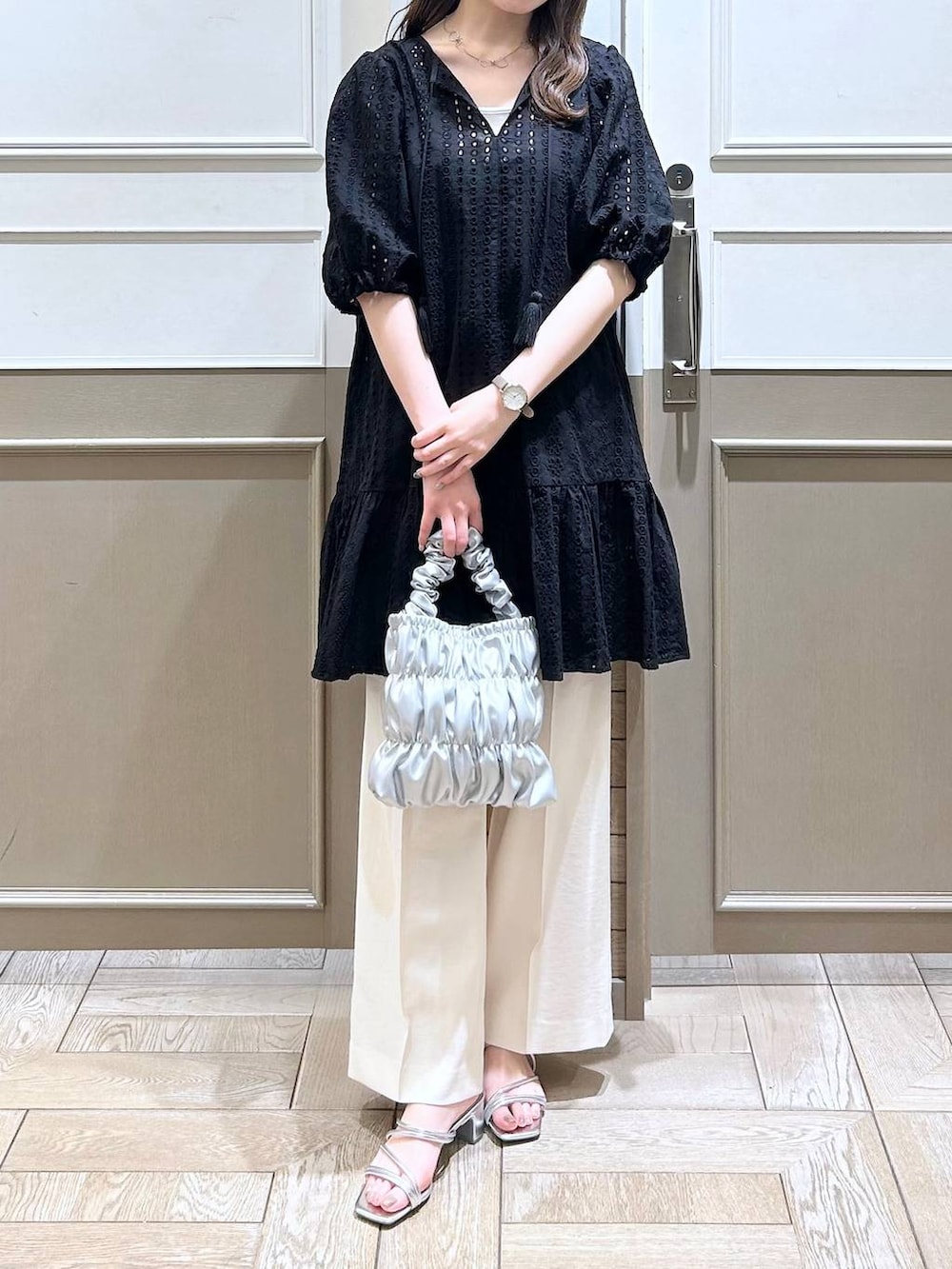 ホワイト系のTシャツ/カットソー、ブラック系のワンピース、グレー系のショルダーバッグを着用したレディースの夏コーディネートの5枚目の写真