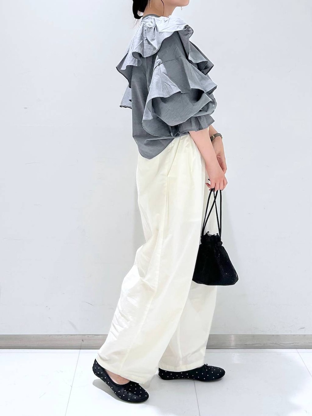 ブラック系のバレエシューズ、ブラック系のショルダーバッグ、ベージュ系のその他パンツを着用したレディースの秋コーディネートの3枚目の写真