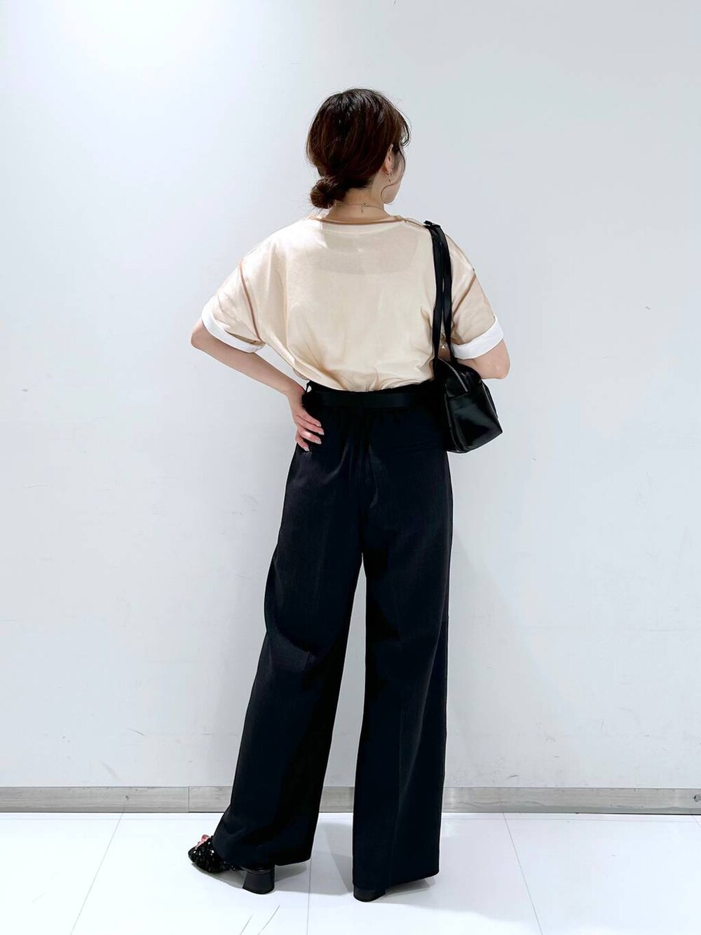 ブラック系のサンダル、ブラウン系のシャツ/ブラウス、ホワイト系のTシャツ/カットソーを着用したレディースの夏コーディネートの5枚目の写真