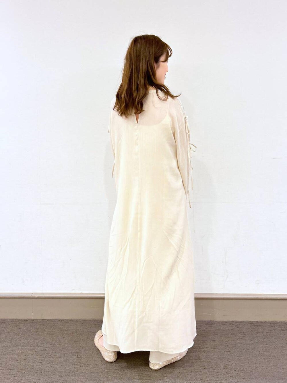 ホワイト系のその他パンツ、ホワイト系のベスト、ピンク系のワンピースを着用したレディースの春コーディネートの7枚目の写真