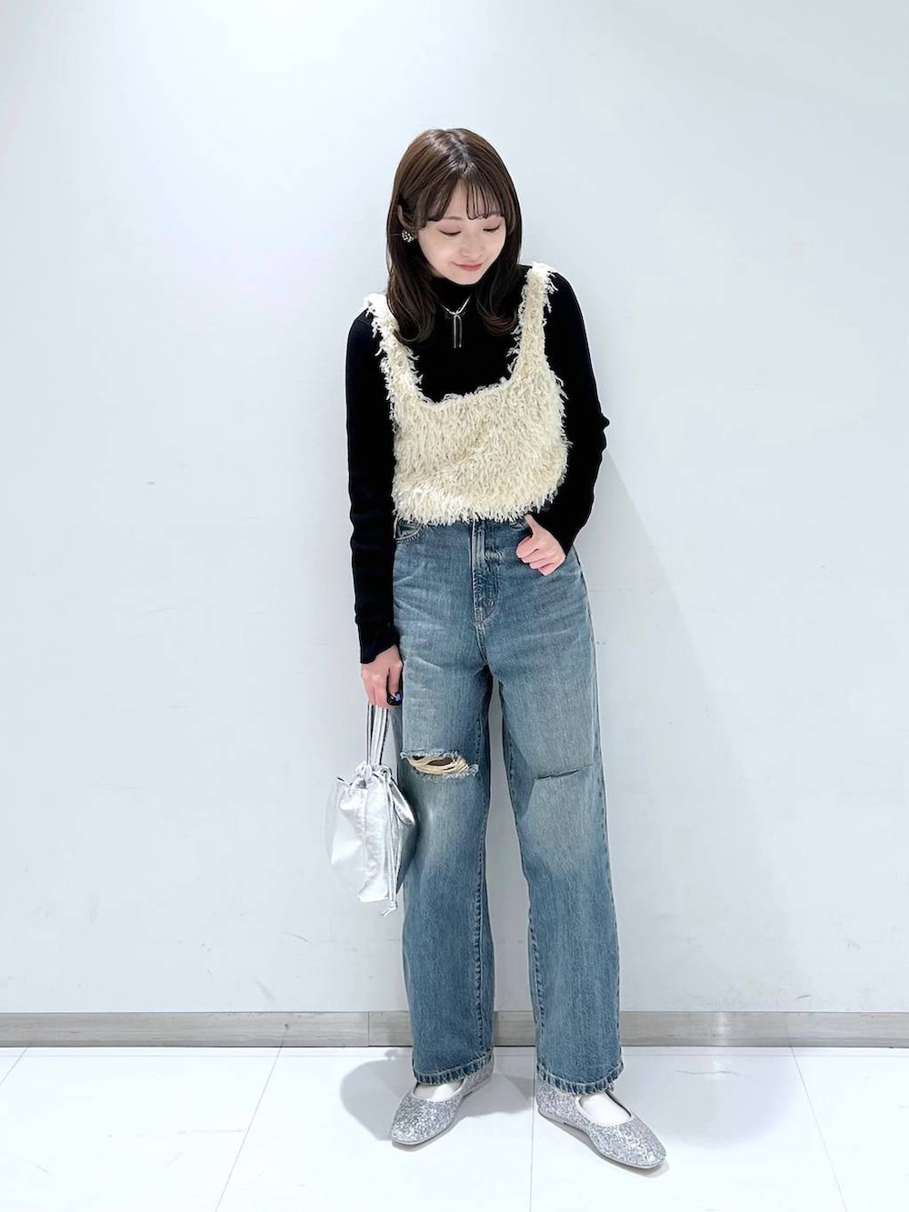 「ワントーン、ラフ、きれいめ、ベーシック/シンプル、デート/ロマンティック、女子会、ローリーズスタイル_LOWRYS FARM、大人女子カジュアル_LOWRYS FARM、カジュアル、LOWRYS FARM、春コーデ、デニムパンツ、ニット、ベスト、フラットシューズ」|「LOWRYS FARMのマシンウォッシャブルタートル2 107573(ニット/セーター、ブラック系)」を使った、𝘵 𝘰 𝘺 𝘰 .さん(骨格ウェーブ・レディース・160cm)の冬コーディネートの2枚目の写真