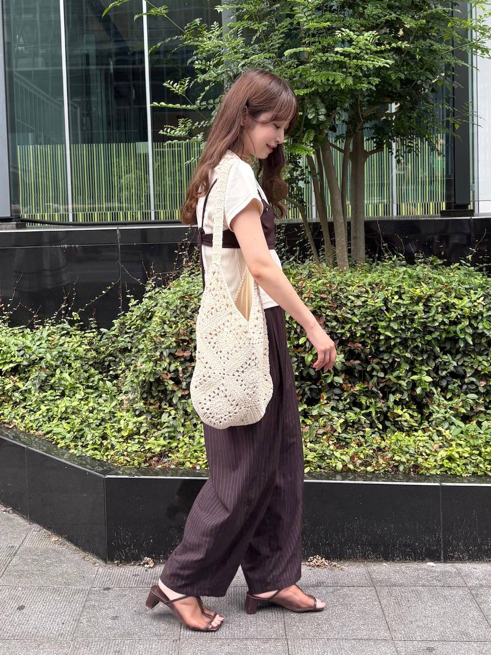 ブラウン系のその他パンツ、ブラウン系のサンダルを着用したレディースの夏コーディネートの2枚目の写真