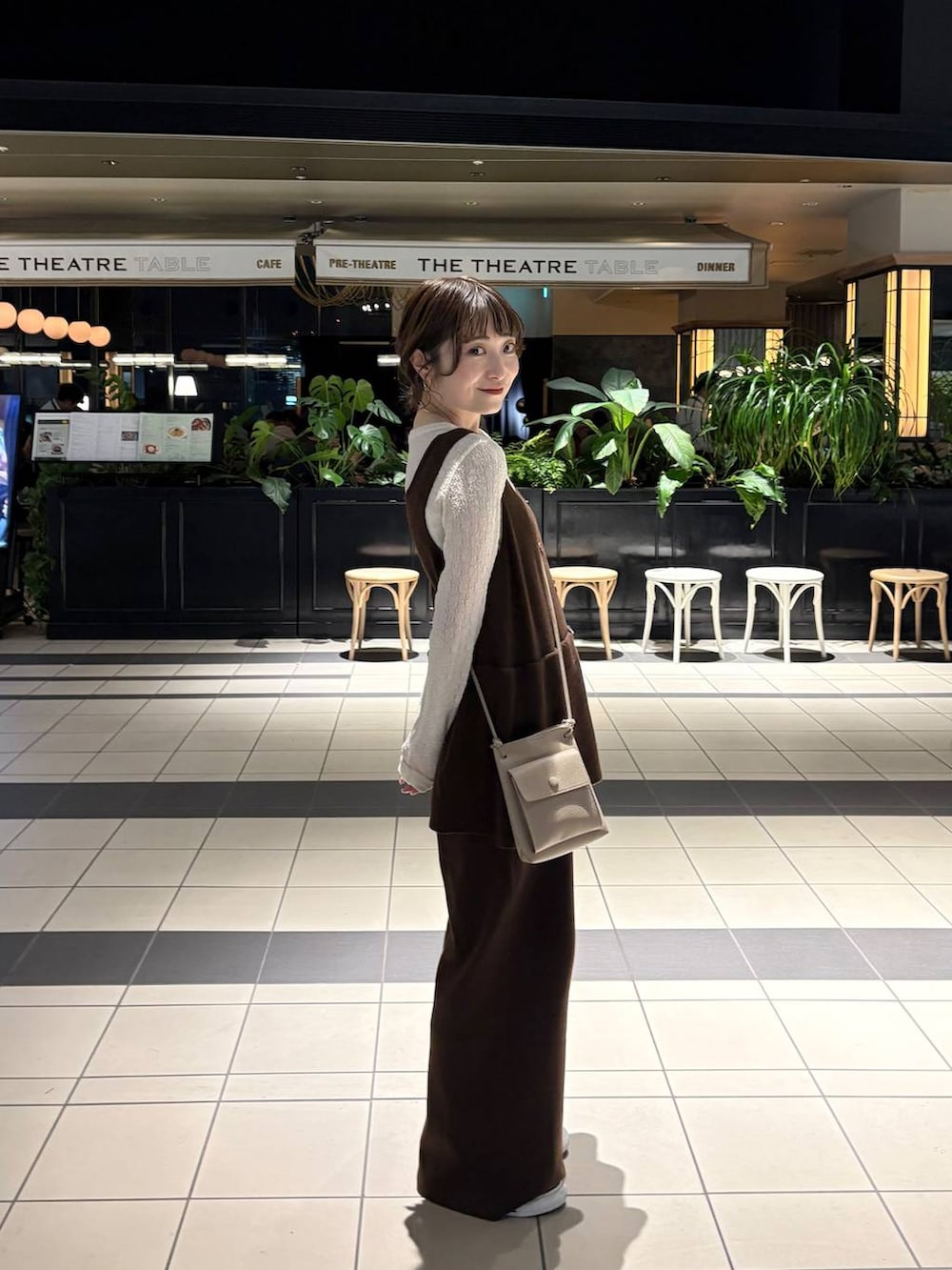 ブラウン系のつなぎ/オールインワン、ゴールド系のチョーカー、ベージュ系のイヤリングを着用したレディースの冬コーディネートの5枚目の写真