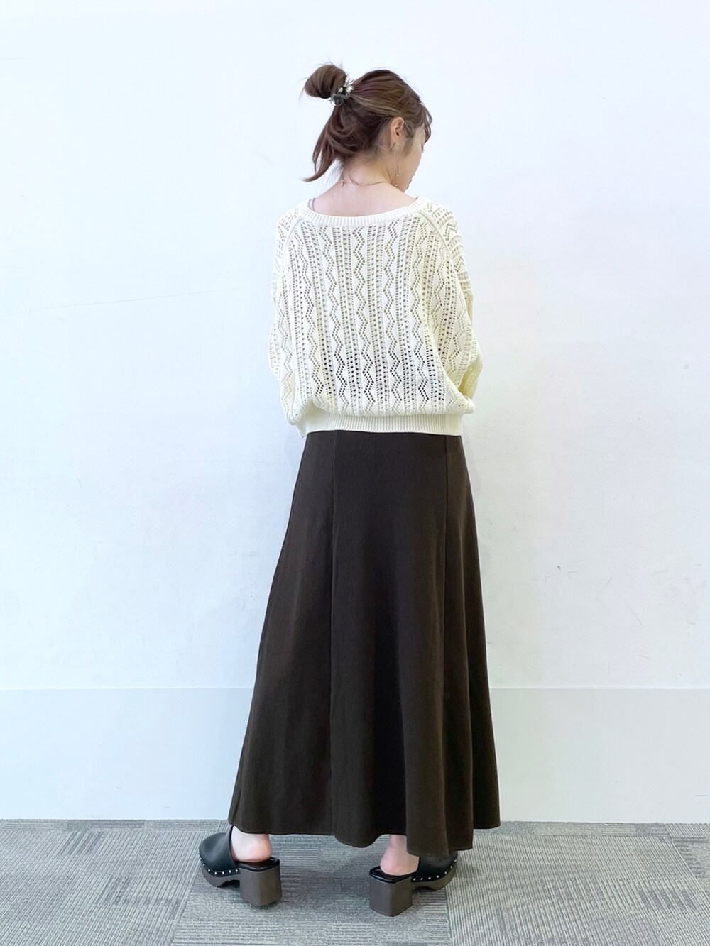 ブラック系のサンダル、ブラウン系のスカート、ブラック系のショルダーバッグを着用したレディースの春コーディネートの2枚目の写真