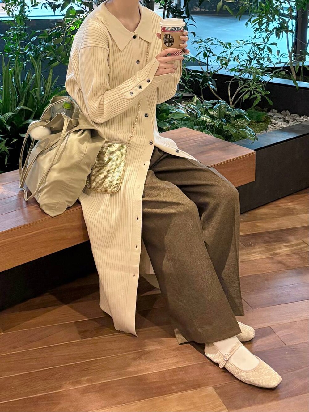 ゴールド系のショルダーバッグ、ブラウン系のその他パンツ、ホワイト系のワンピースを着用したレディースの秋コーディネートの5枚目の写真