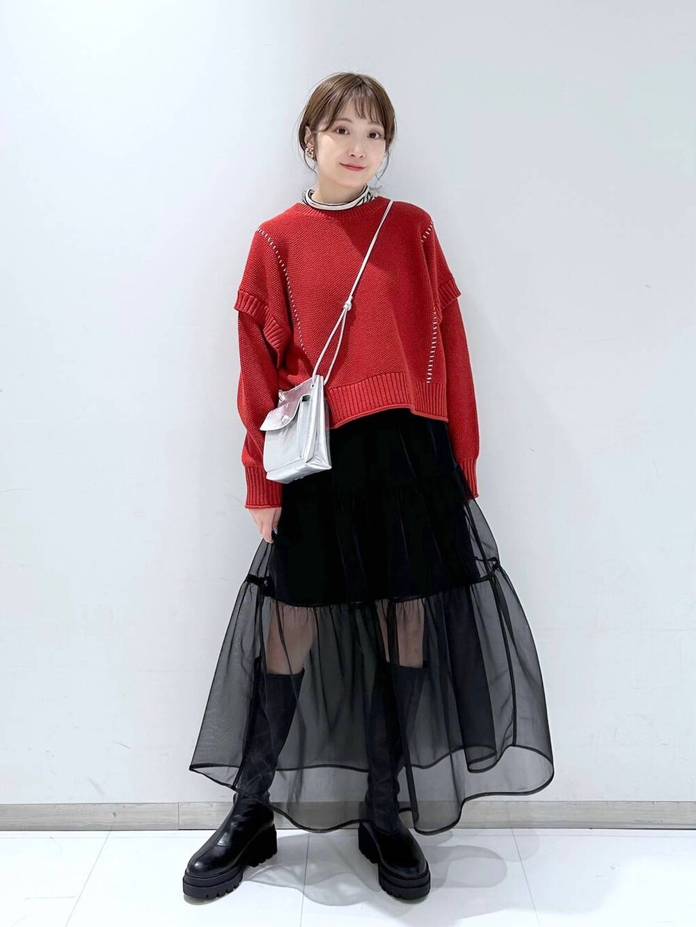 ホワイト系のTシャツ/カットソー、シルバー系のショルダーバッグ、レッド系のTシャツ/カットソーを着用したレディースの冬コーディネートの2枚目の写真