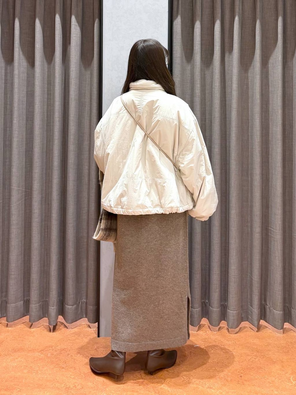 ホワイト系のその他アウター、ブラウン系のブーツ、ブラウン系のワンピースを着用したレディースの秋コーディネートの3枚目の写真