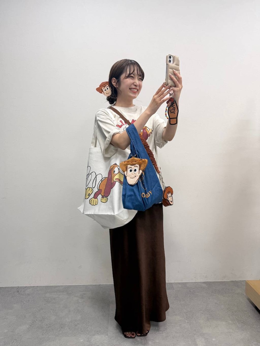 その他のエコバッグ/サブバッグ、ベージュ系のTシャツ/カットソー、ホワイト系のトートバッグを着用したレディースの夏コーディネートの2枚目の写真