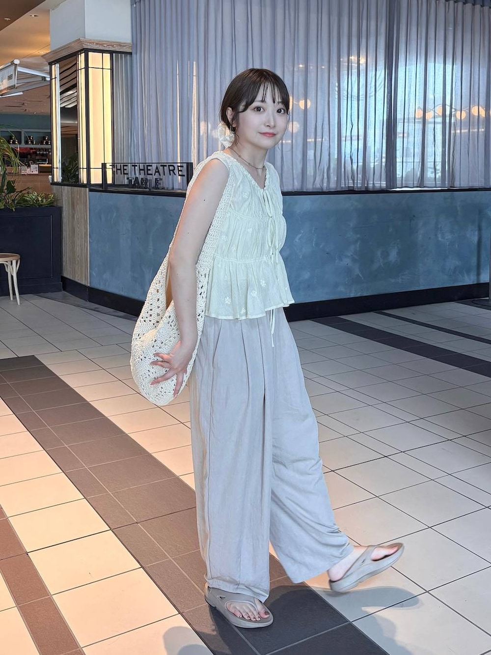 ホワイト系のその他パンツ、ホワイト系のシャツ/ブラウス、ホワイト系のシュシュを着用したレディースの夏コーディネートの2枚目の写真