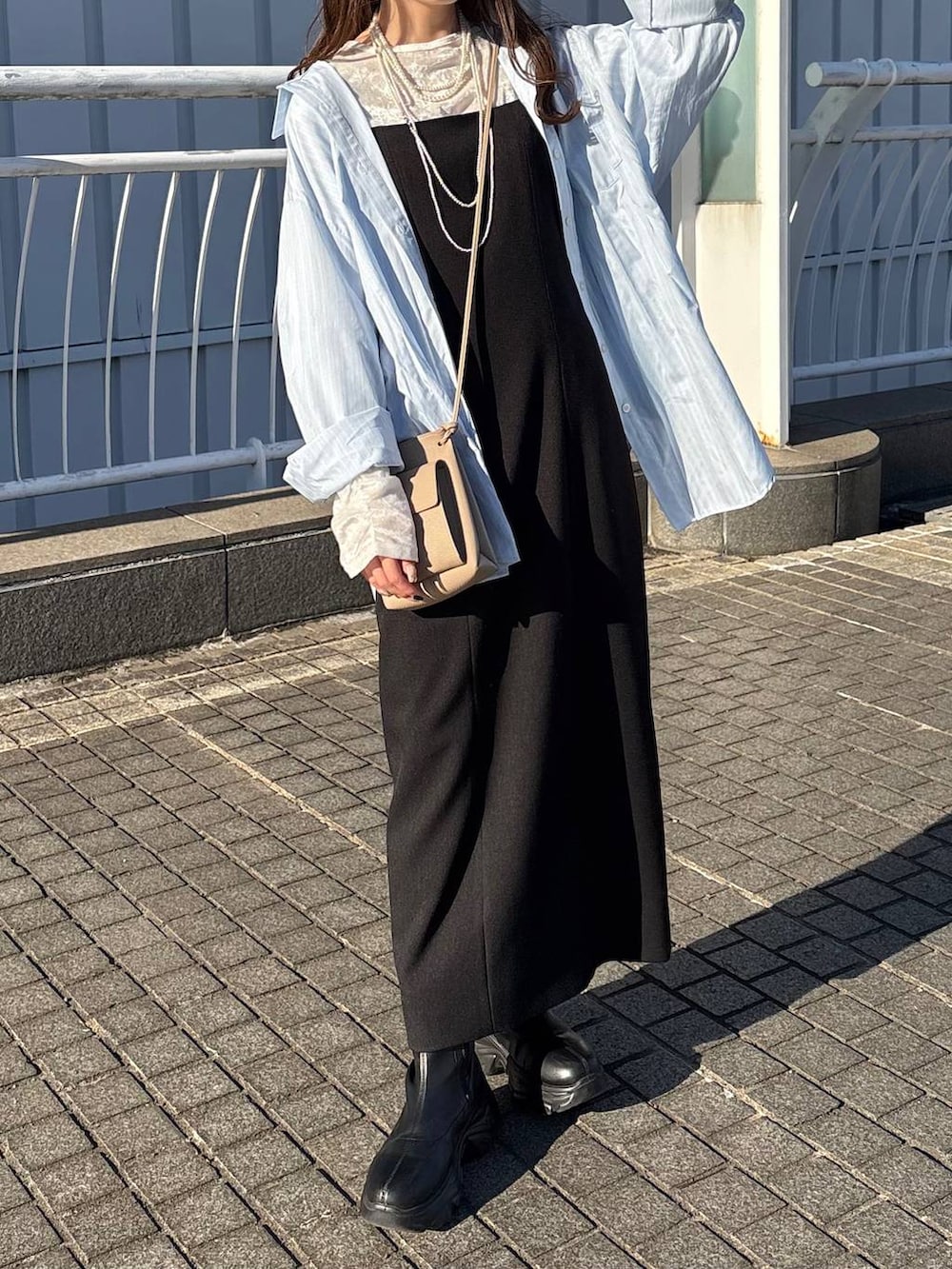 ブラック系のブーツ、ホワイト系のTシャツ/カットソー、ブルー系のシャツ/ブラウスを着用したレディースの冬コーディネートの2枚目の写真