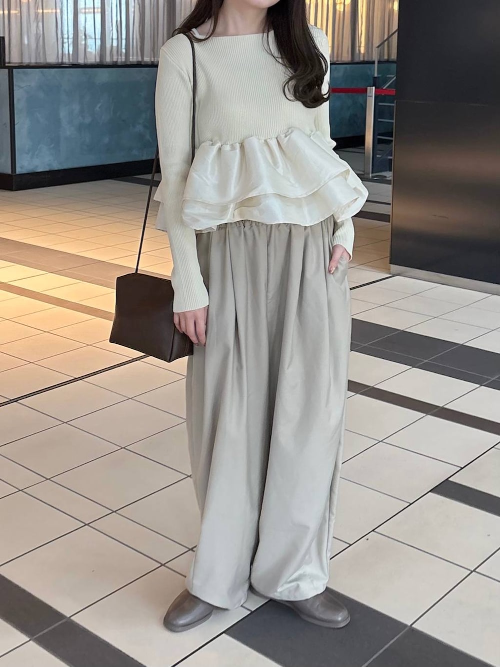 ベージュ系のその他パンツ、ブラウン系のトートバッグを着用したレディースの春コーディネートの3枚目の写真