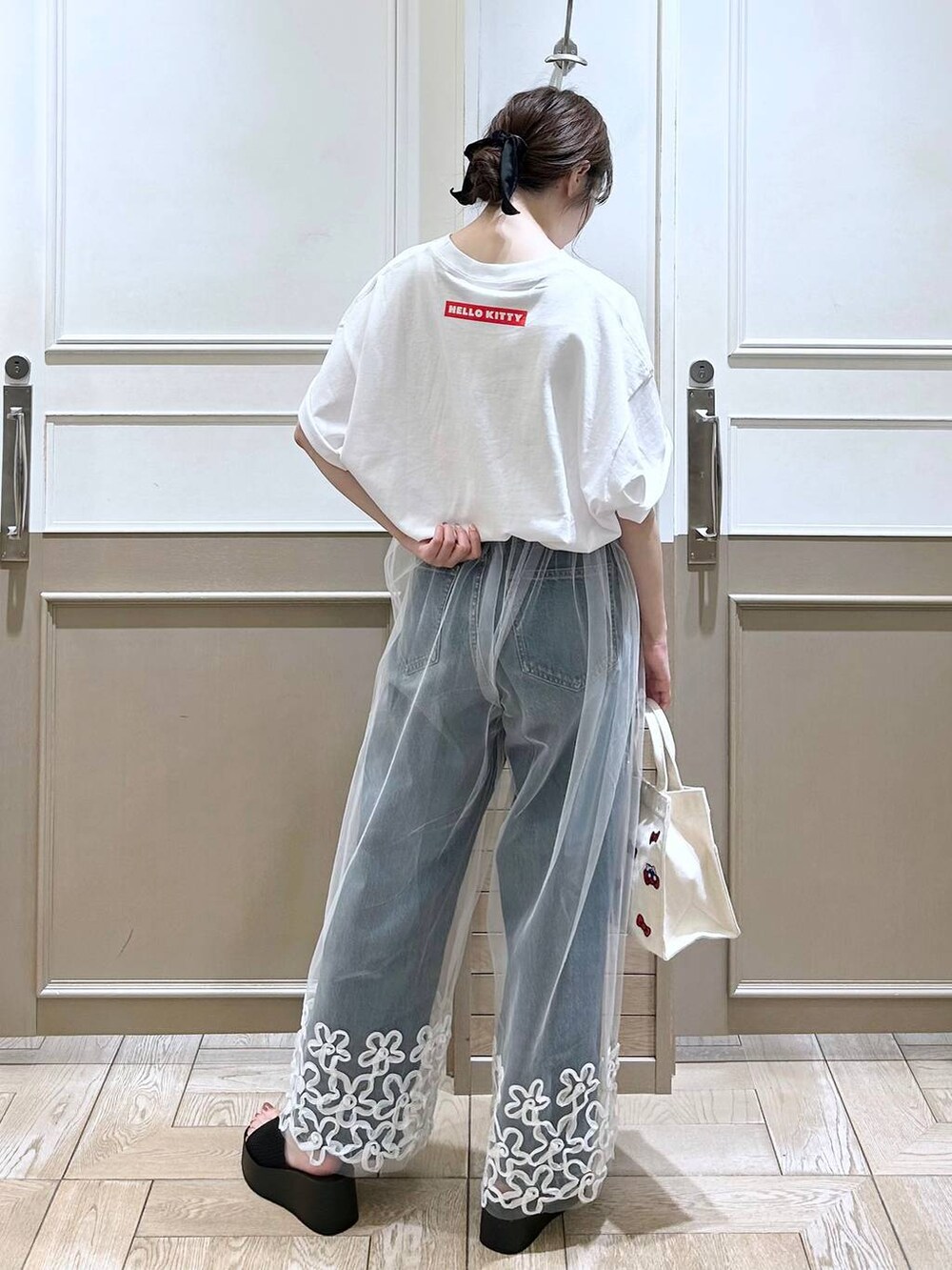 ブラック系のサンダル、ブルー系のデニムパンツ、ホワイト系のその他パンツを着用したレディースの夏コーディネートの5枚目の写真