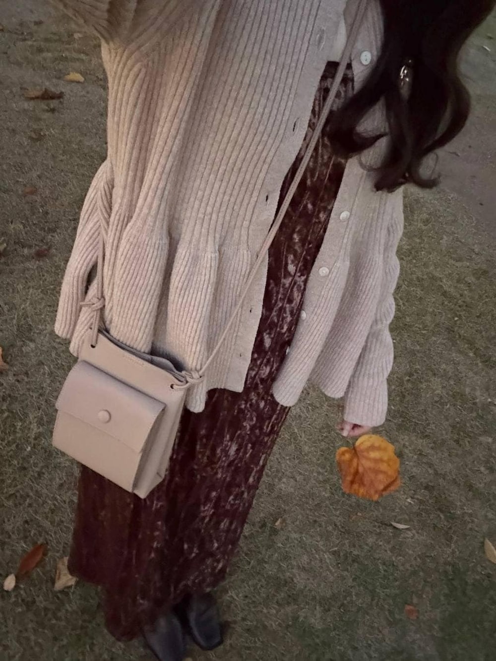 ホワイト系のニット/セーター、ベージュ系のカーディガン/ボレロを着用したレディースの秋コーディネートの4枚目の写真