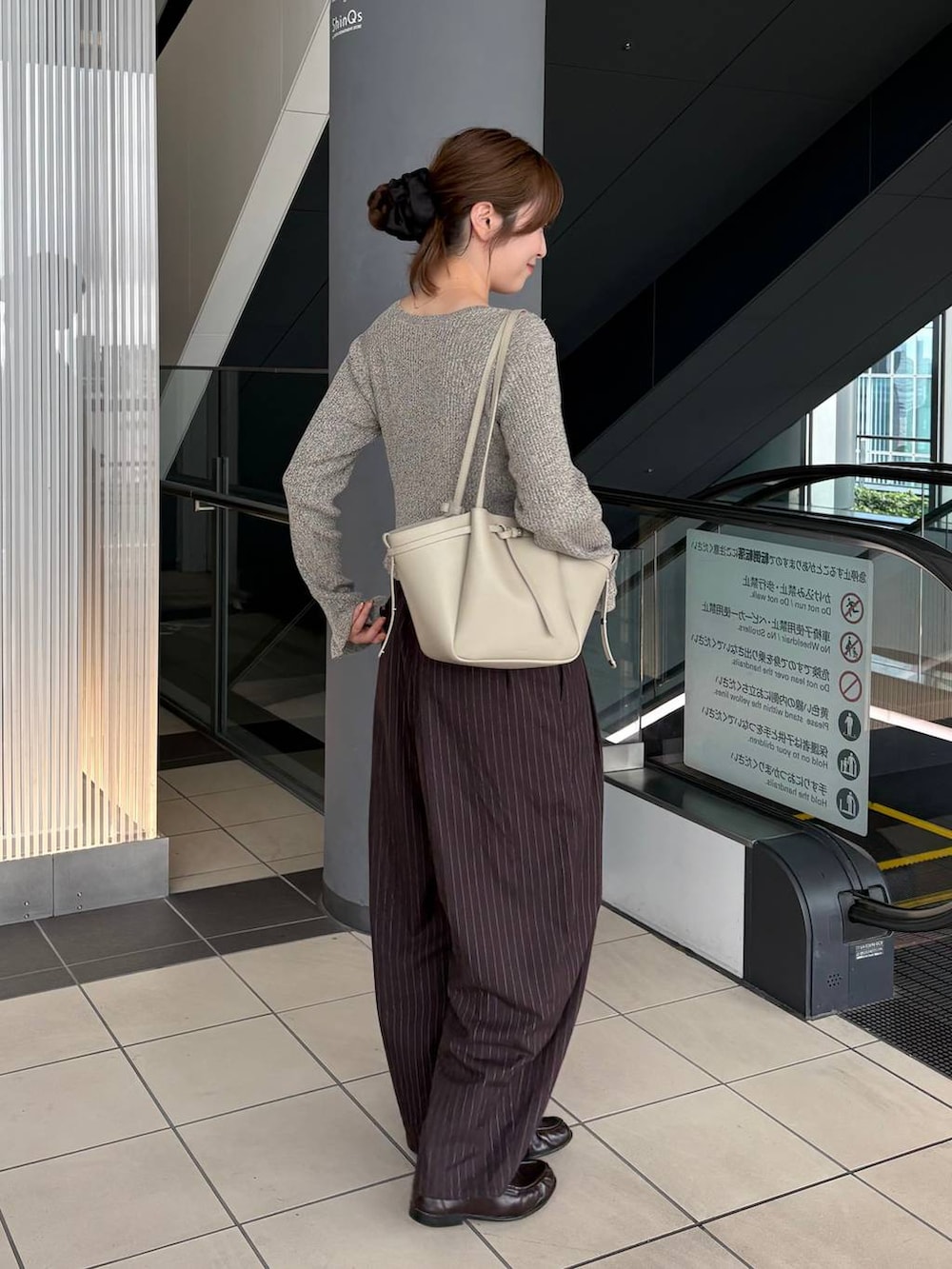 グレー系のカーディガン/ボレロ、ブラウン系のその他パンツ、ブラウン系のローファーを着用したレディースの秋コーディネートの4枚目の写真