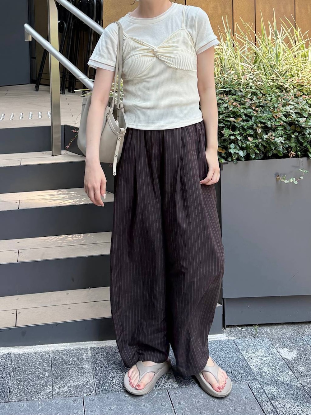 ブラウン系のその他パンツ、ホワイト系のTシャツ/カットソー、ホワイト系のシュシュを着用したレディースの夏コーディネートの2枚目の写真